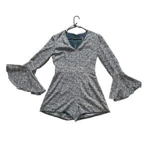 Women’s Sz M Blue Rain Romper Bell Sleeve Blue White Floral Prairie Crochet EUC